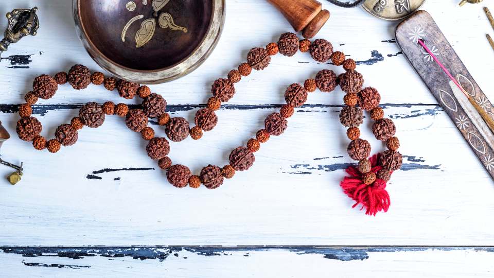 Combining Mantras With Meditation / Canva