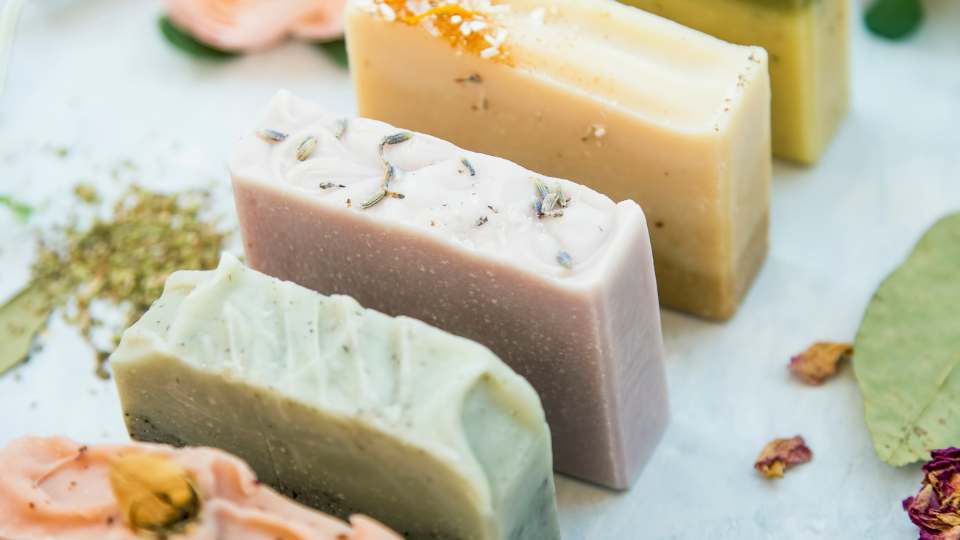 Steps To Make Natural Soap / Canva