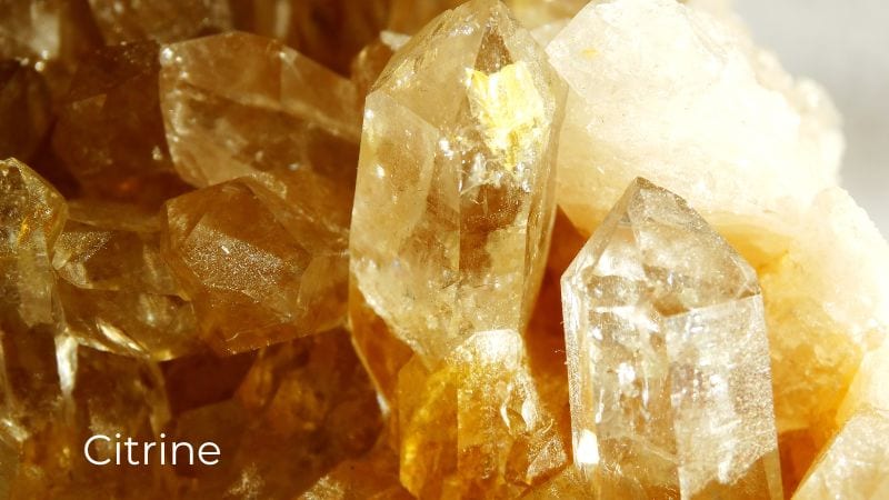 Yoga and Crystals / Canva