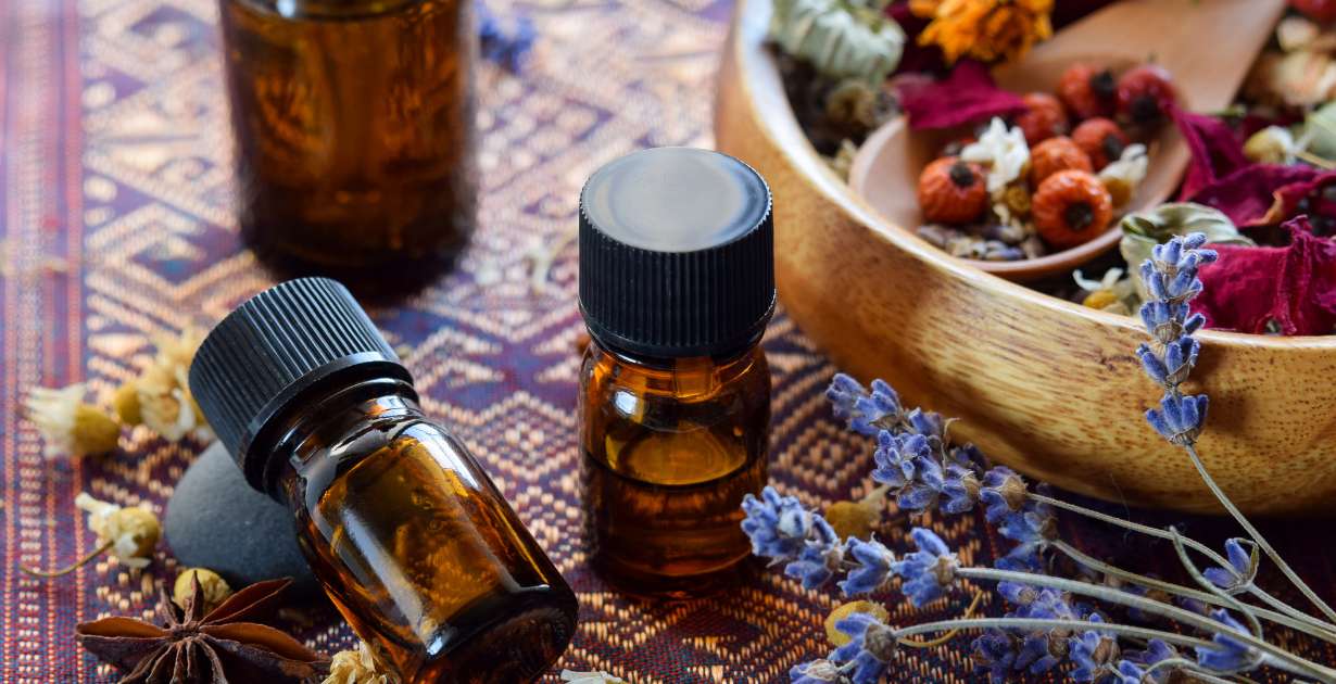 Uso de aceites esenciales en aromaterapia: / Canva
