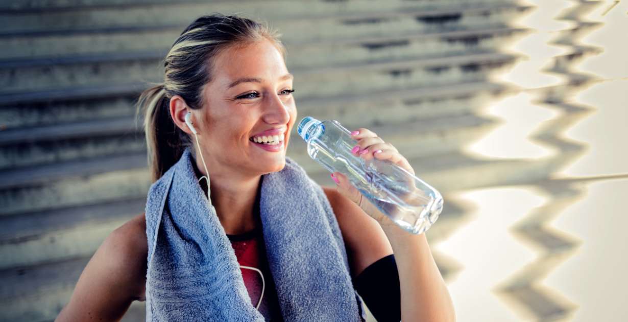 Hidratación y toallas en Hot Yoga / Canva