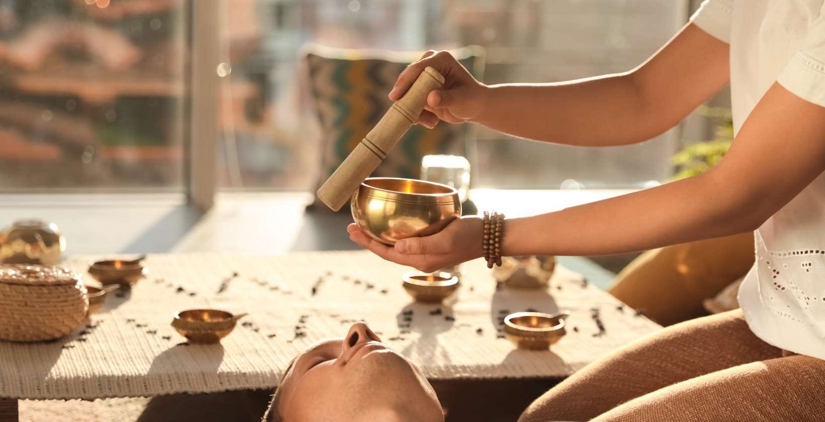 holistic energy healing / Canva
