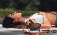 dormir sobre una tapete de yoga / C