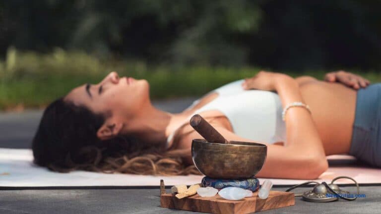 dormir sobre una tapete de yoga / C