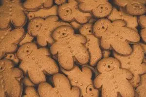 Putting icing on yoga cookies / Pixabay