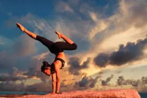 Soul flow yoga to strengthen and engage the body / Pixabay