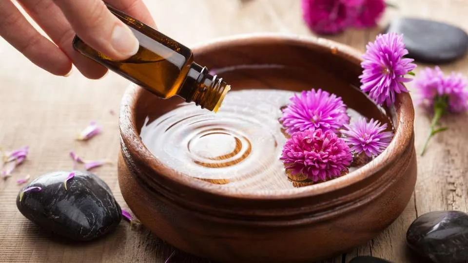 How To Use Essential Oils For Meditation / Canva