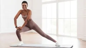Hip-Opening Lunges / Canva