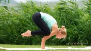 yoga crow pose / Canva