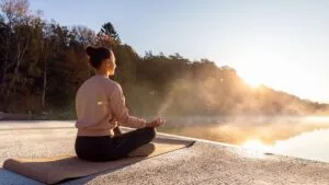 Cómo promueve el yoga la aceptación y la paz interior / C