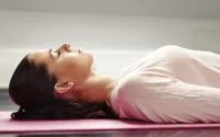Sleeping on a yoga mat / Canva