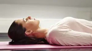 Sleeping on a yoga mat / Canva
