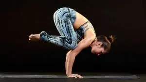 yoga squatting crow / Canva
