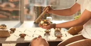 holistic energy healing / Canva