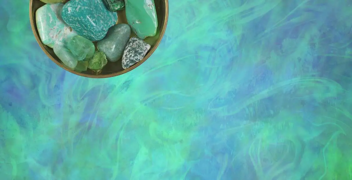 Symbolism of the color green in chakras / Canva