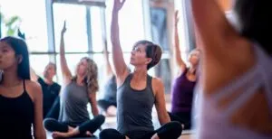 Elementos esenciales para una secuencia de clase de yoga / Canva