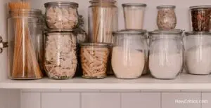 Environmentally Conscious Pantry Organization / C
