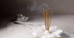 meditación con un porta-incienso / C