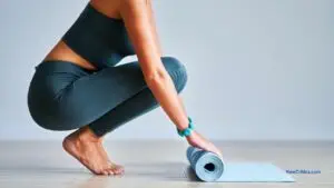la experiencia de dormir en la esterilla de yoga / C